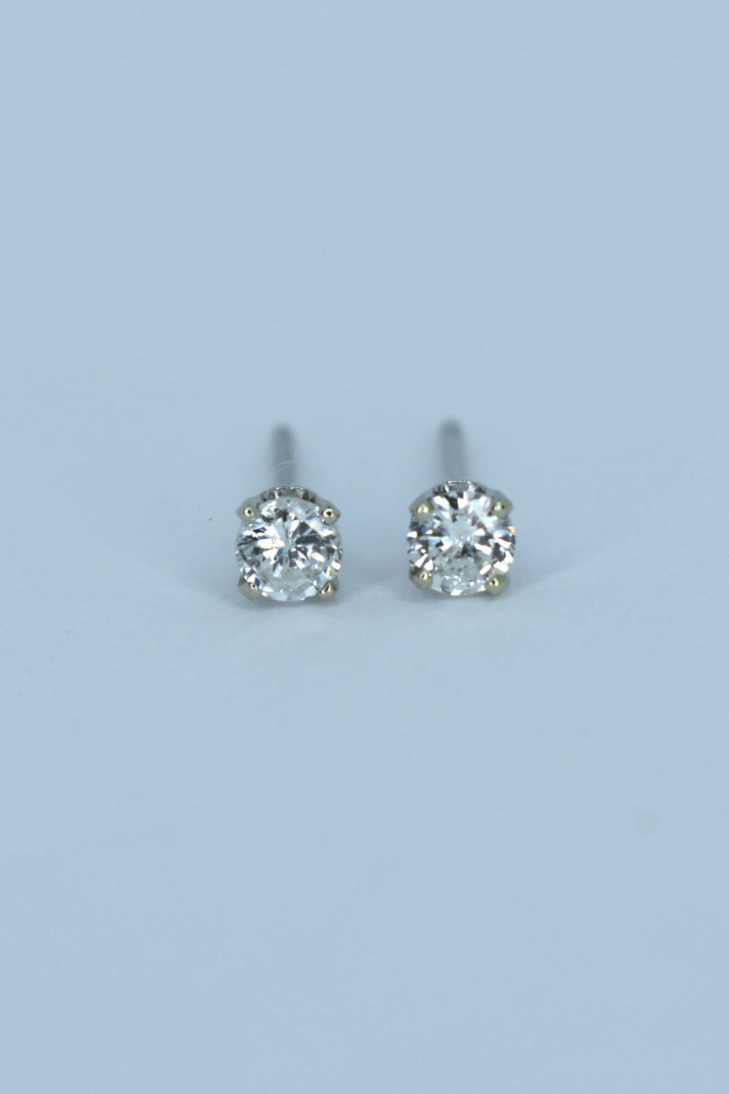 14kt W/Gold Round Diamond (.27cttw) Stud Earrings