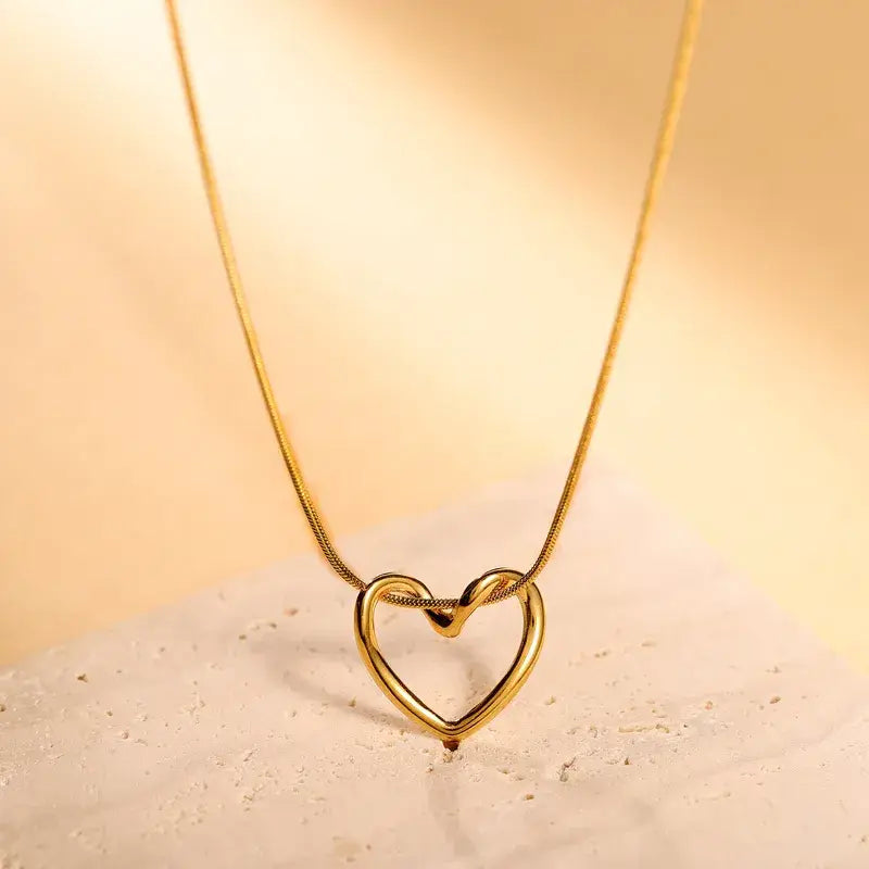 18k Gold Minimalist Simple Elegant Heart Chain Necklace