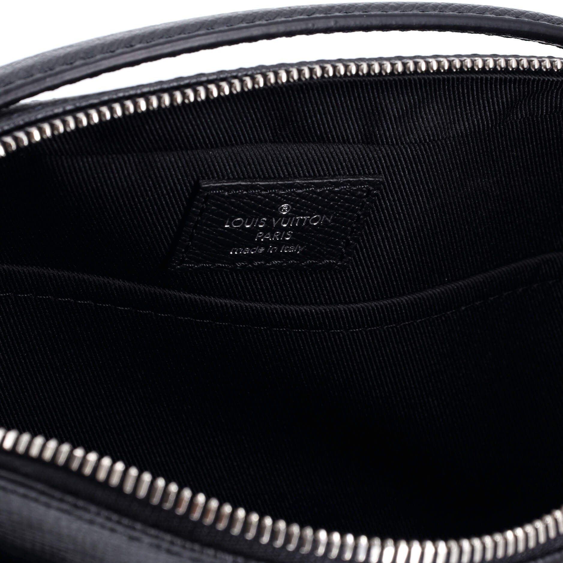 Louis Vuitton Avenue Messenger Taiga Leather