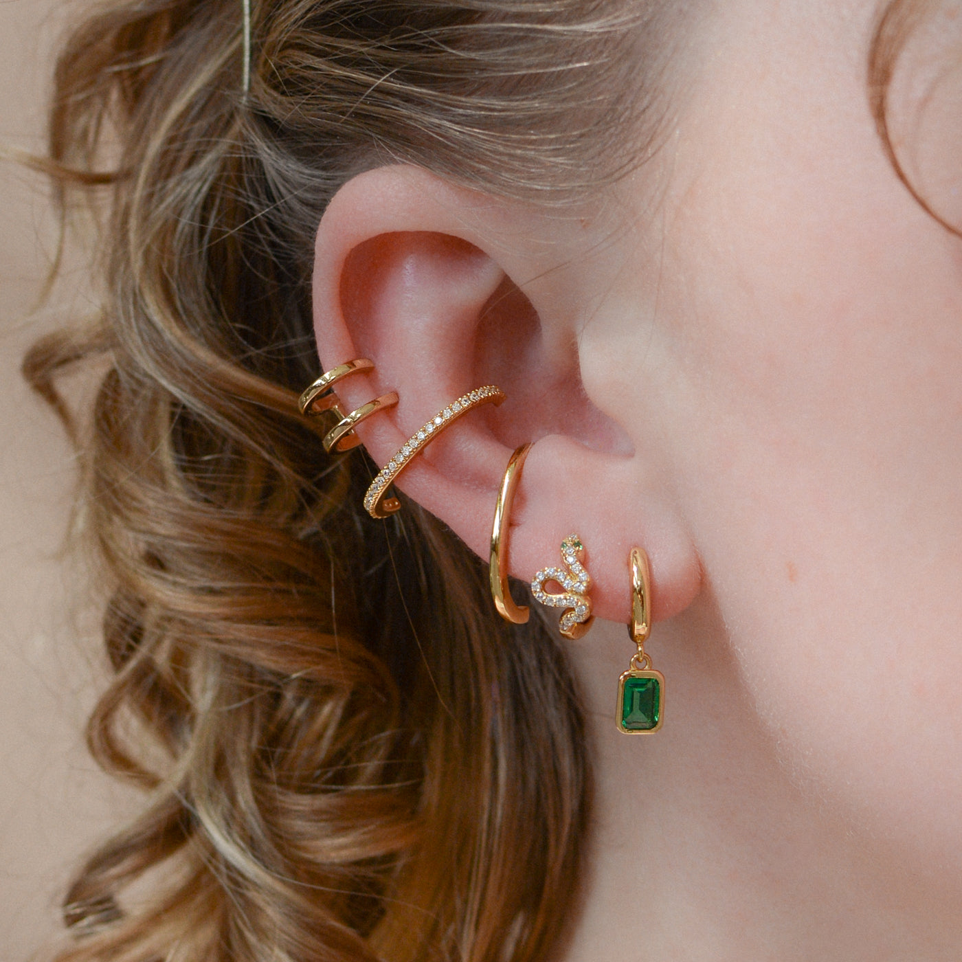 Vienna Drop Stone Huggies w Emerald CZ