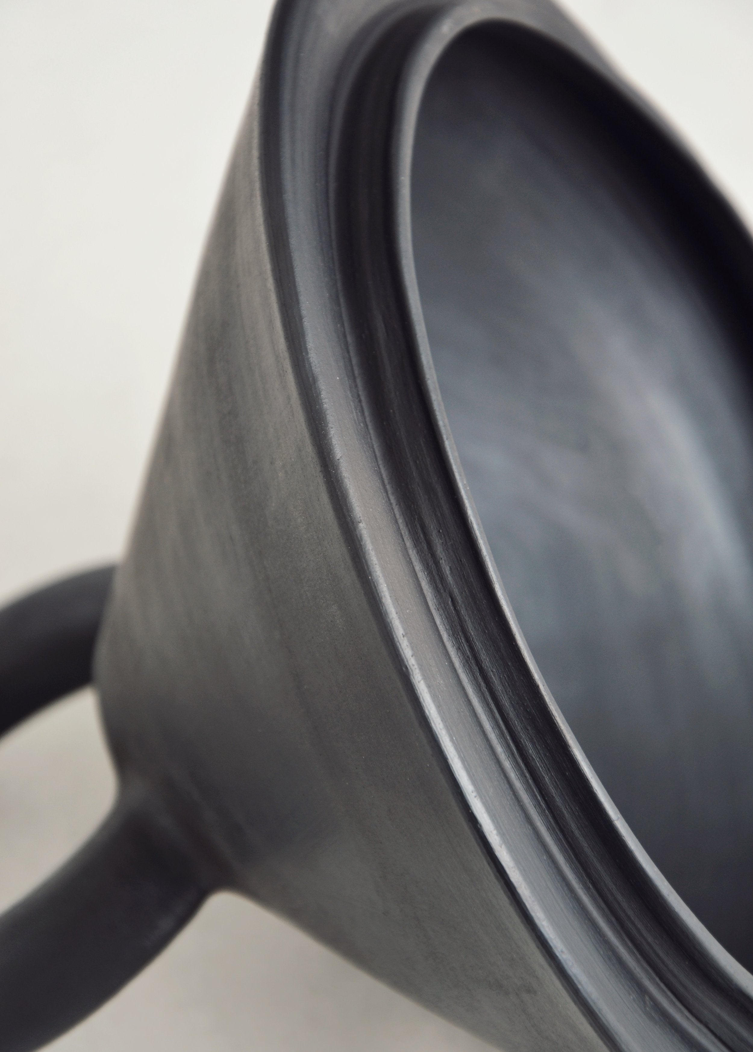 Shallow Serving Bowl with Lid Guculia. Shadow