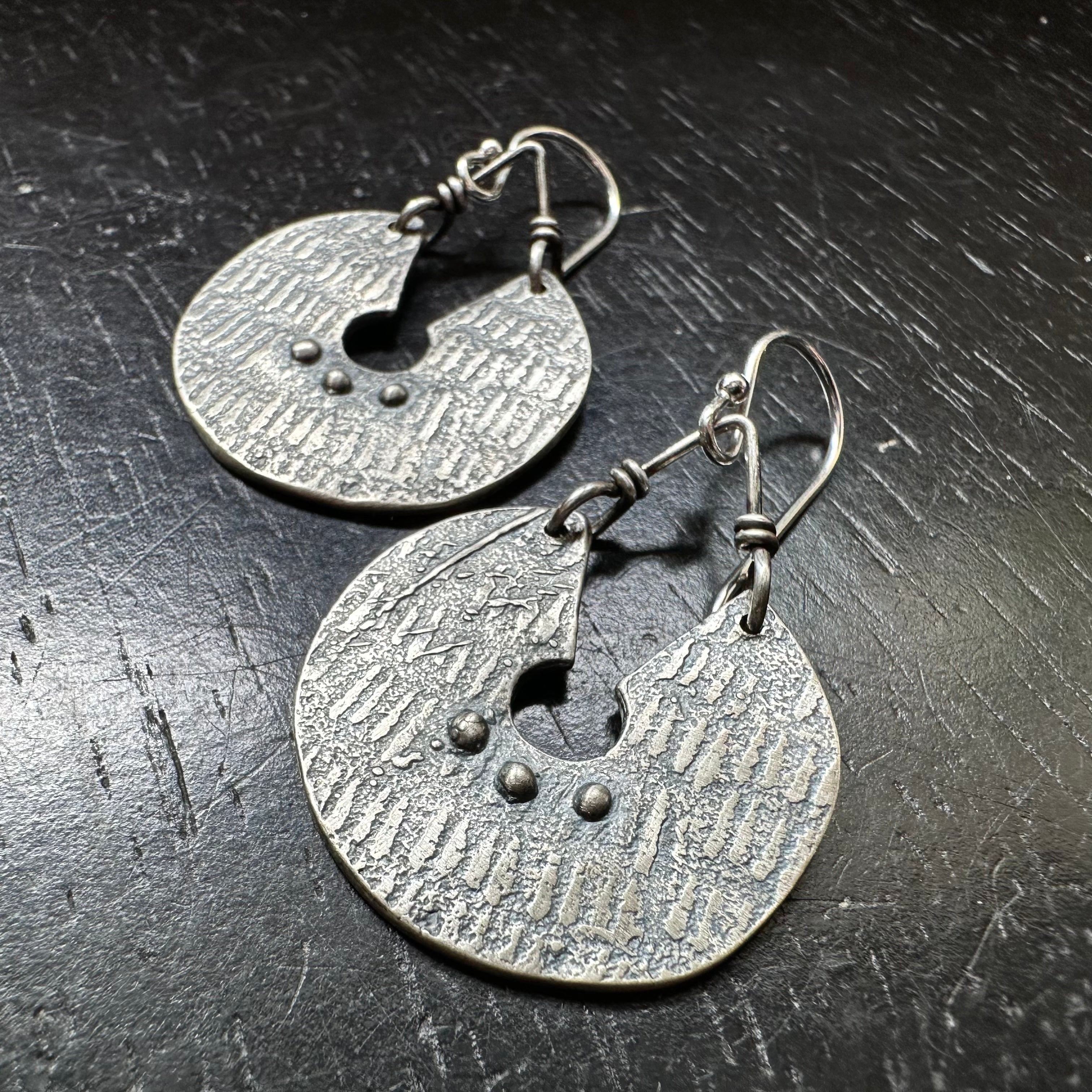 ORIJEN'S: Textured Keyhole Disc Earrings