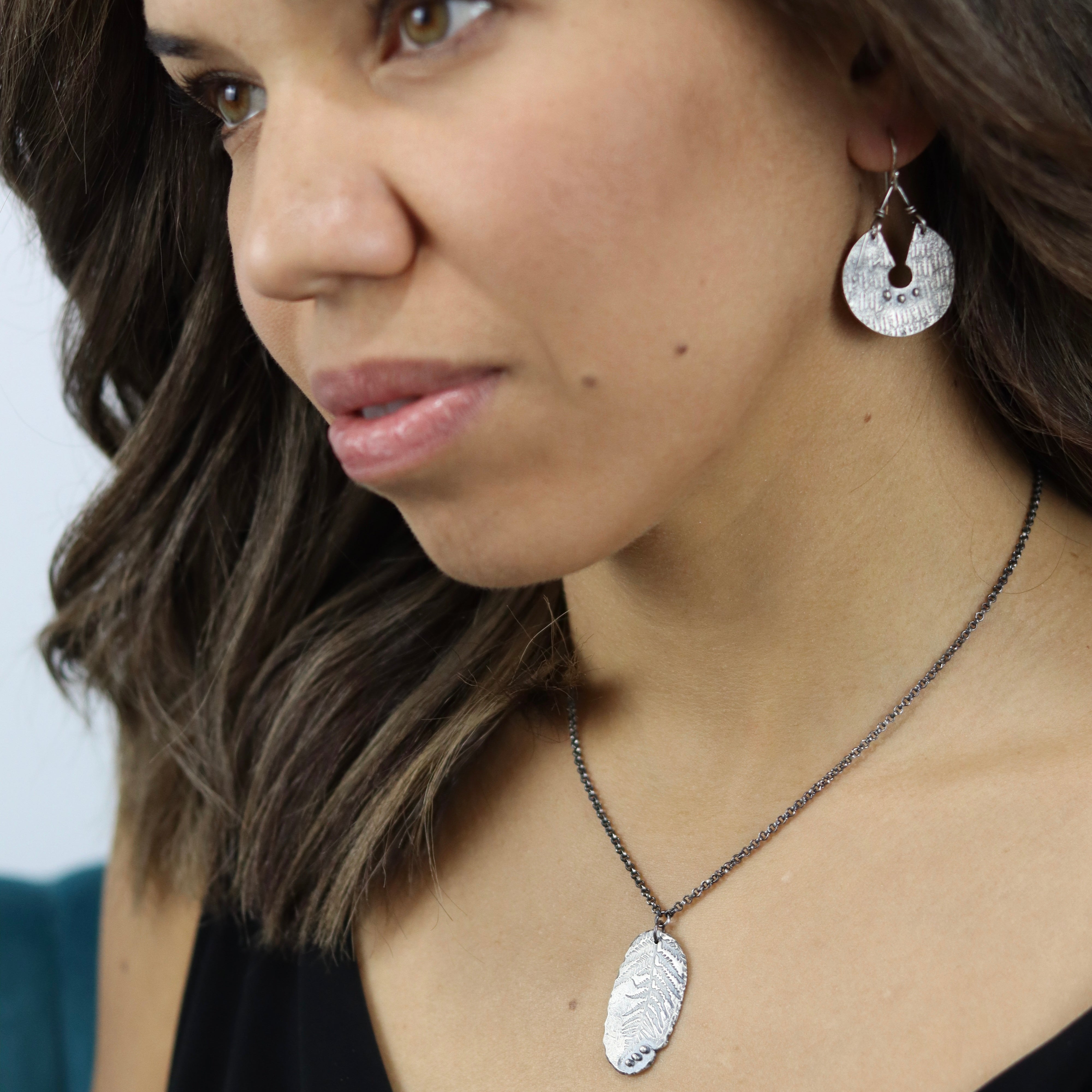 ORIJEN'S: Textured Keyhole Disc Earrings
