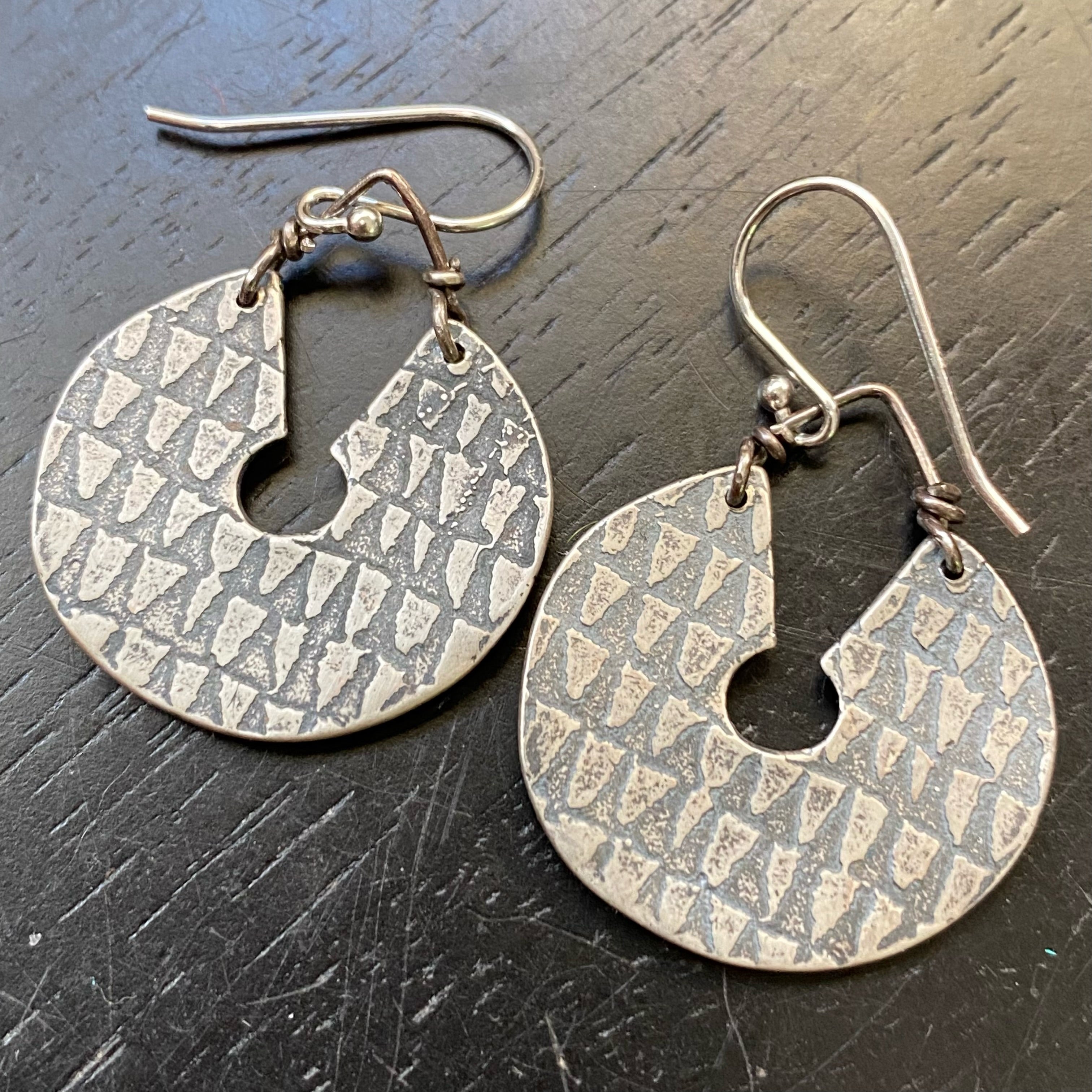 ORIJEN'S: Textured Keyhole Disc Earrings