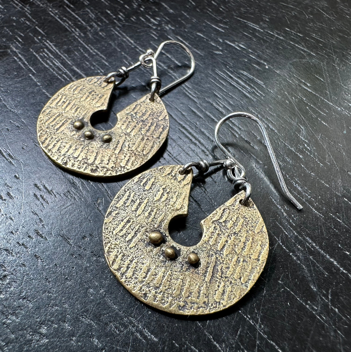 ORIJEN'S: Textured Keyhole Disc Earrings