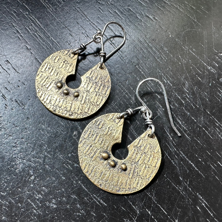 ORIJEN'S: Textured Keyhole Disc Earrings