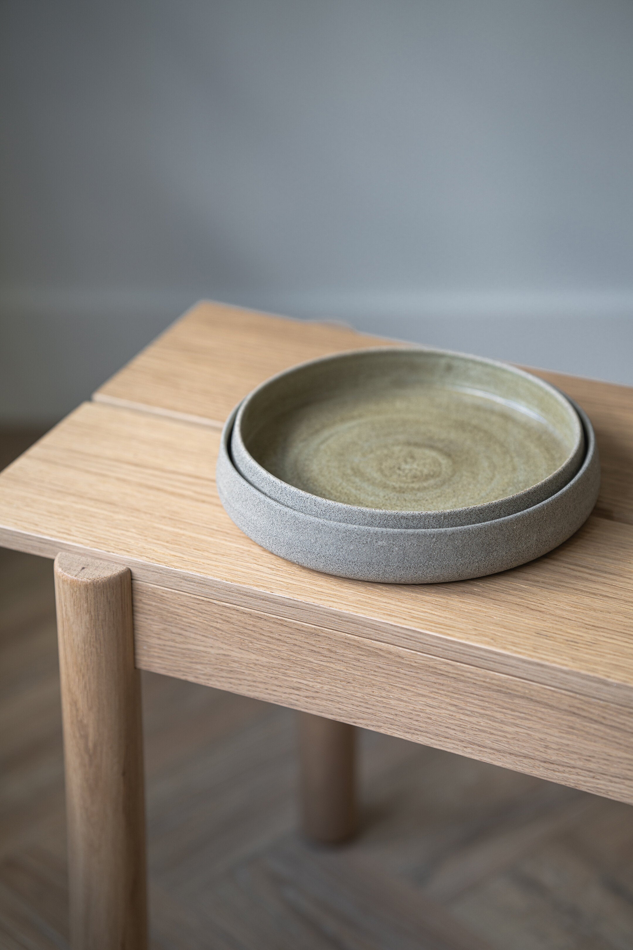 Stoneware Salad Plates with High Sides "Concrete"