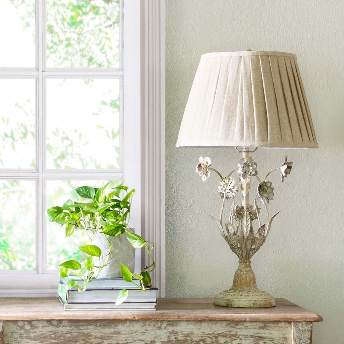 Cottagecore Table Lamp with Vintage Floral Details