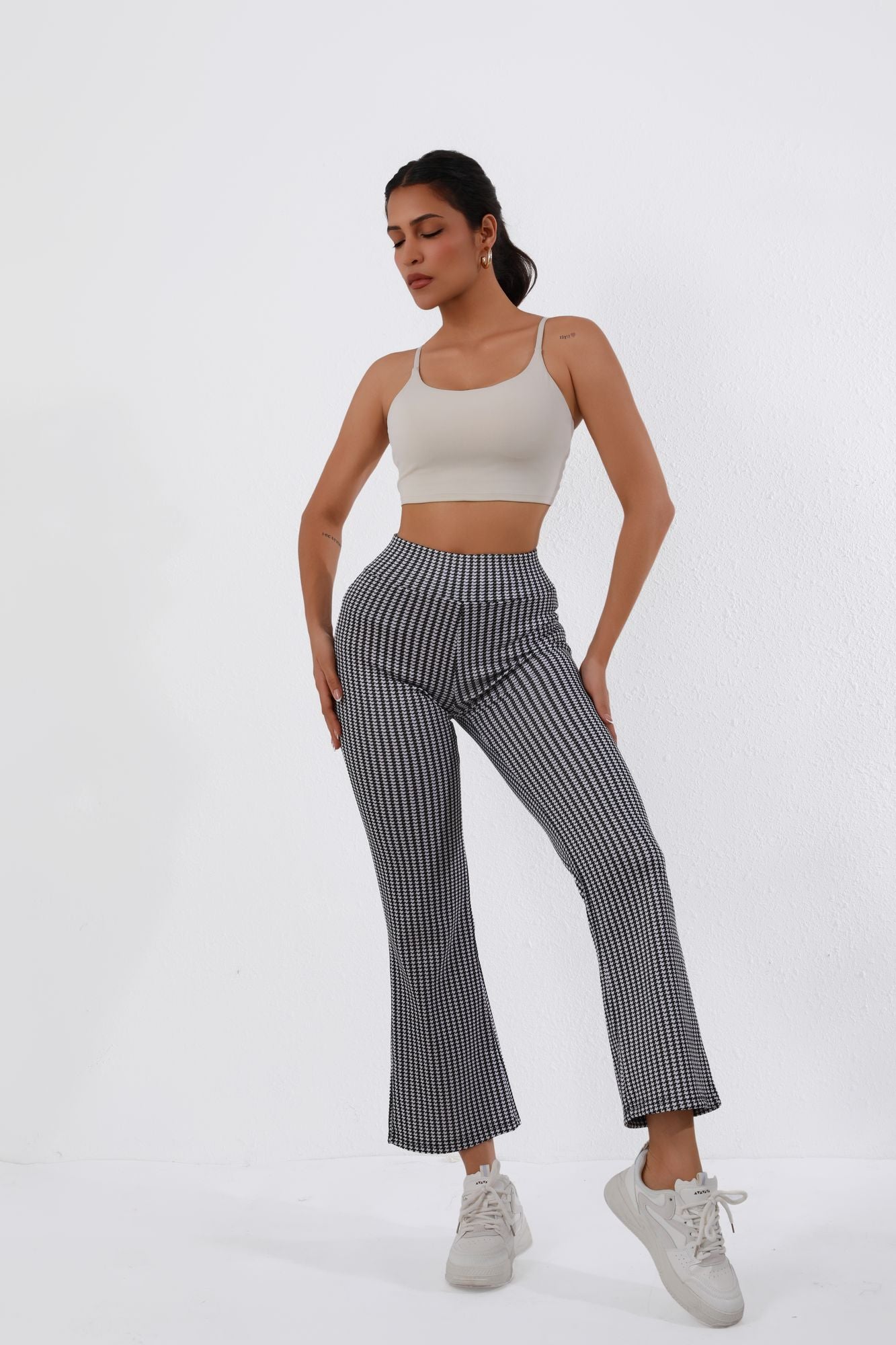 High-Waisted Houndstooth Flare Trousers – Sleek Fit, Comfy Stretch, Classy Look