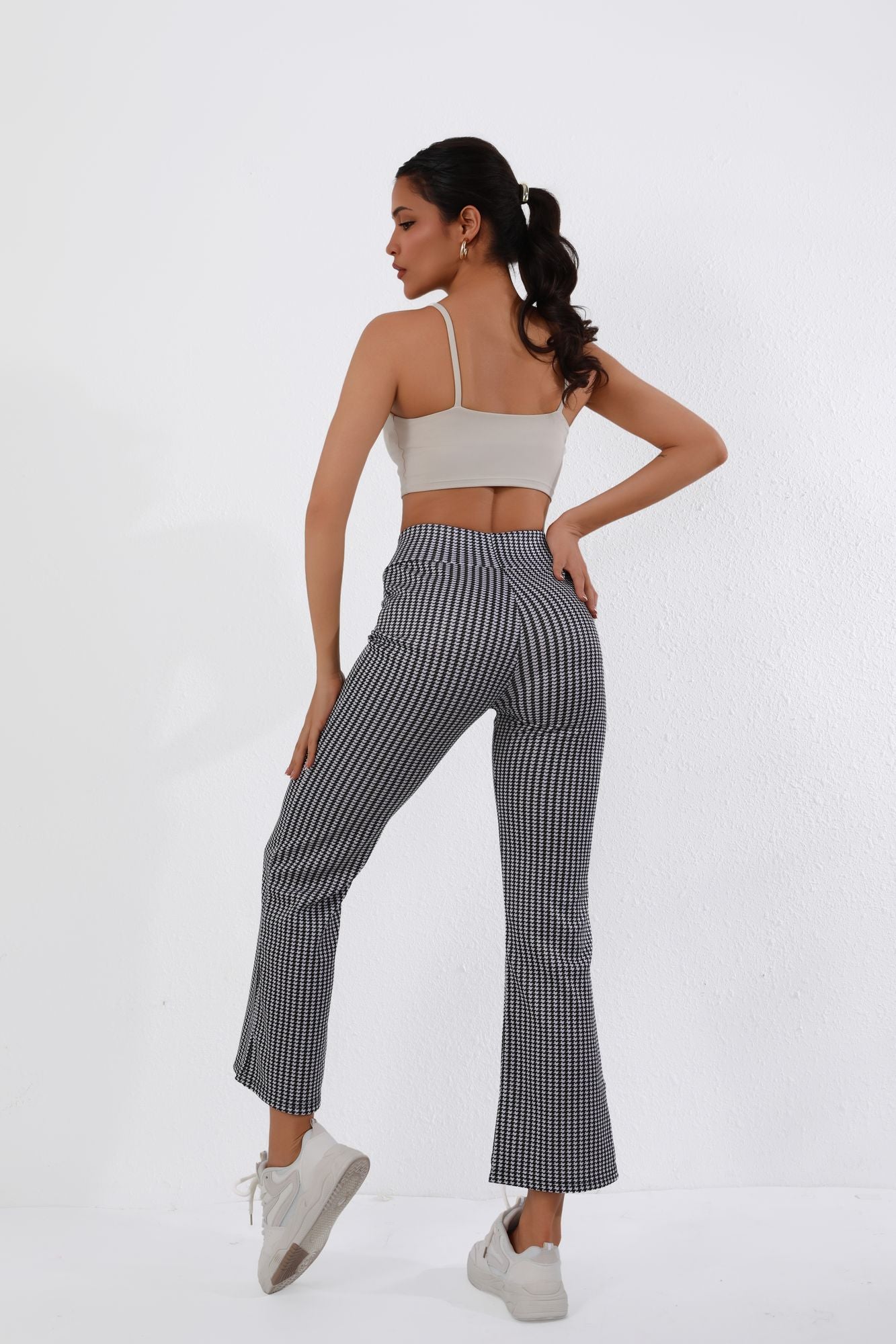 High-Waisted Houndstooth Flare Trousers – Sleek Fit, Comfy Stretch, Classy Look