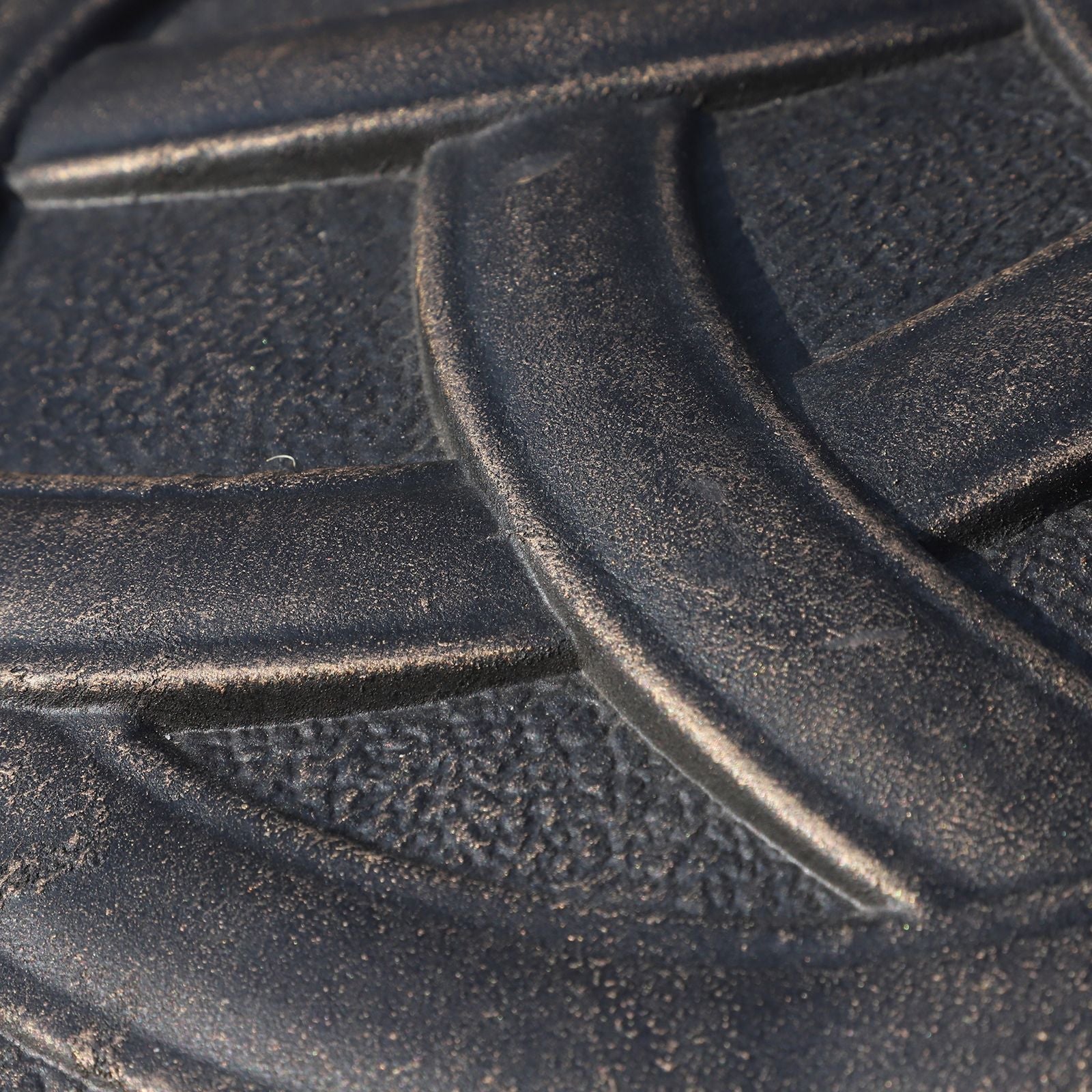 Outsunny Round Bronze Resin 22" 42 lbs Umbrella Base, Decorative Pattern, Fits Φ1.5", Φ1.89" Poles - Sturdy Parasol Stand for Garden