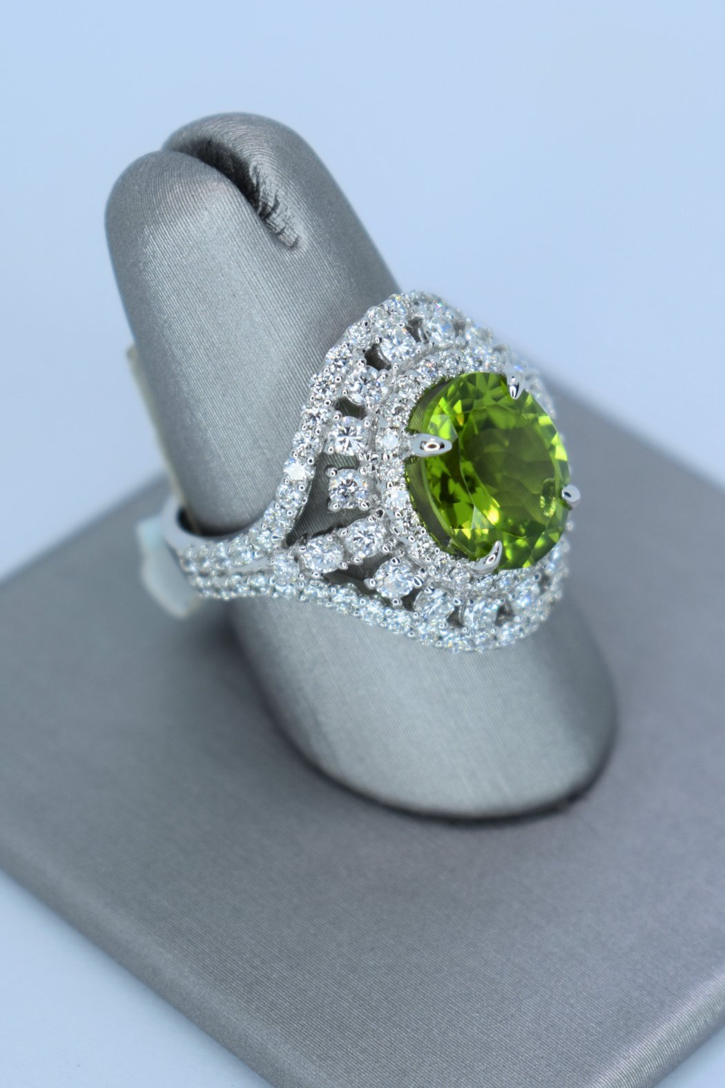 14kt White Gold Diamond & Peridot Ring