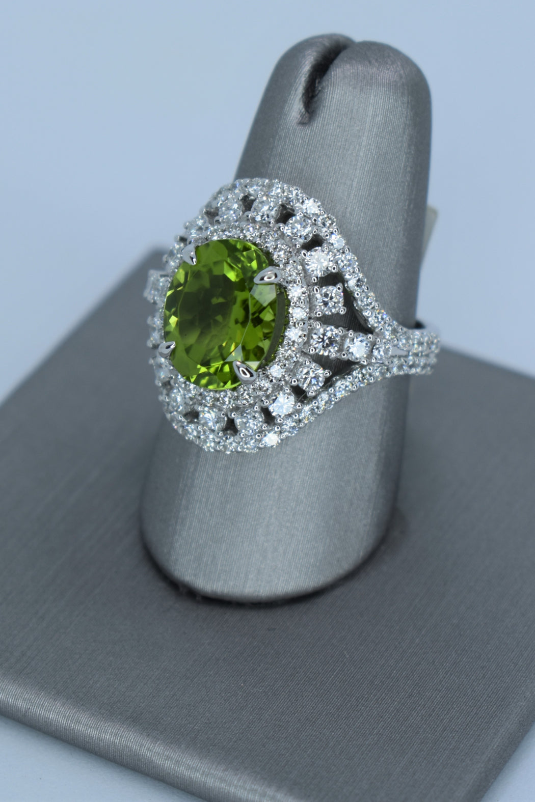 14kt White Gold Diamond & Peridot Ring