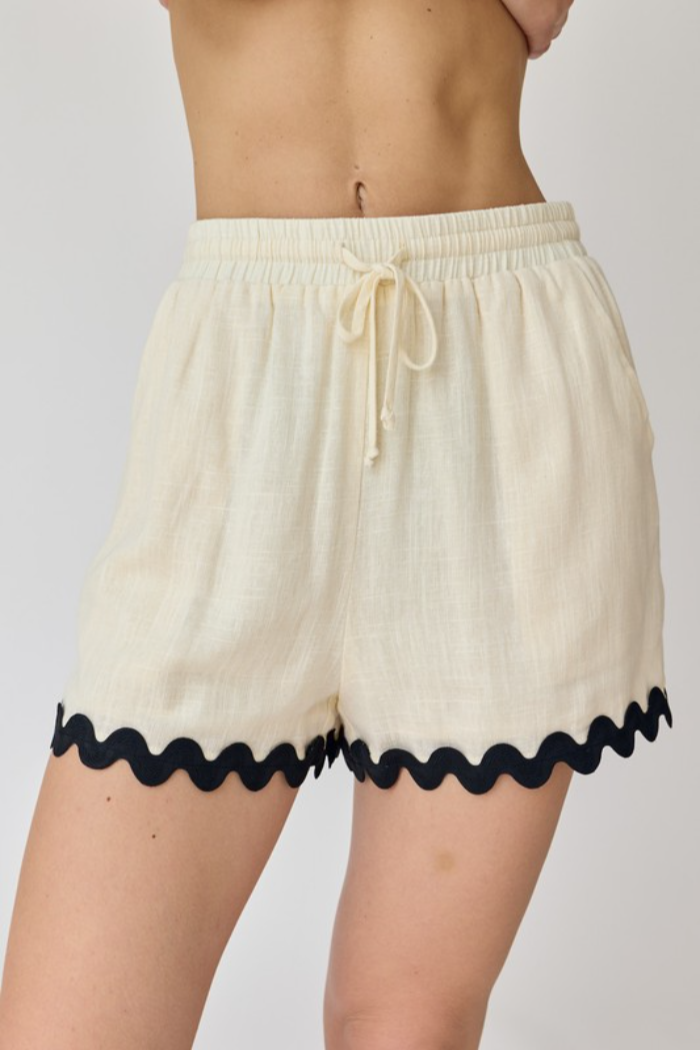 "Lia" Wave Hem Short