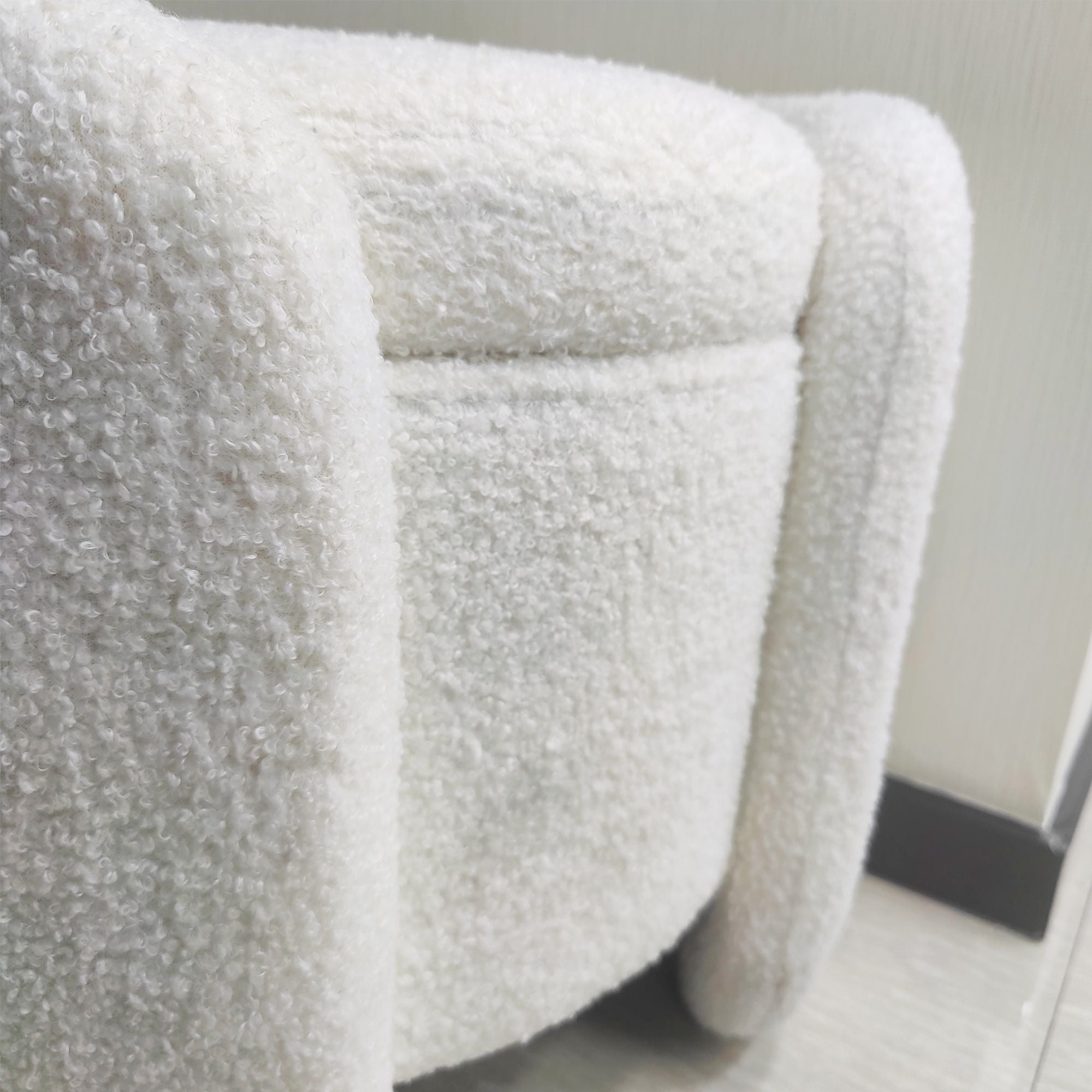 1pc 19.69"Faux Fur Pouf Ottoman Modern Boucle Upholstered With Storage, Multifunctional Upholstered Vanity Chairs For Makeup, Soft Padded Seat With Removable Lid