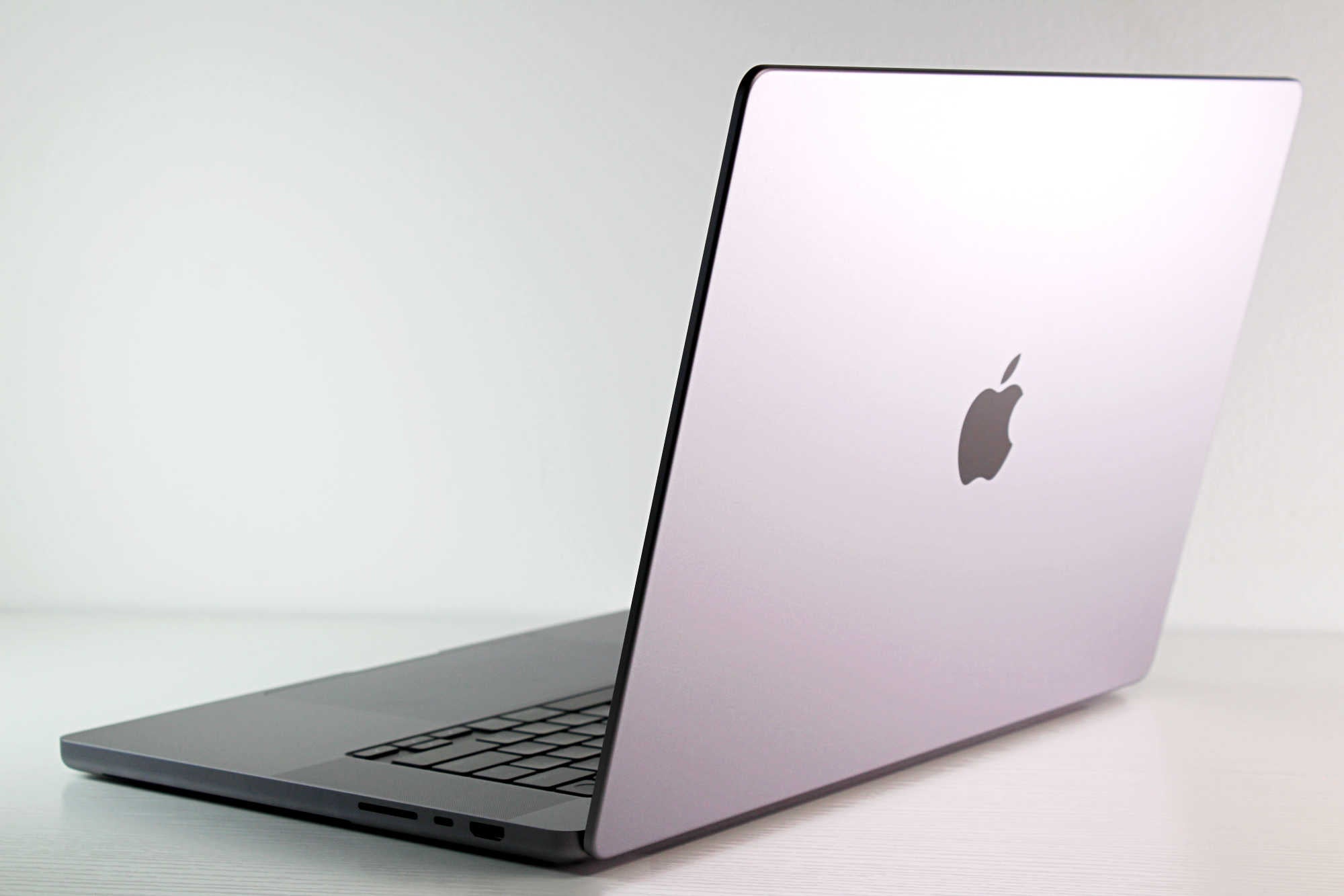 MacBook Pro (2021) 16-inch – Apple M1 Max 24-Core GPU – 64GB RAM 4TB SSD | 4 Cycles