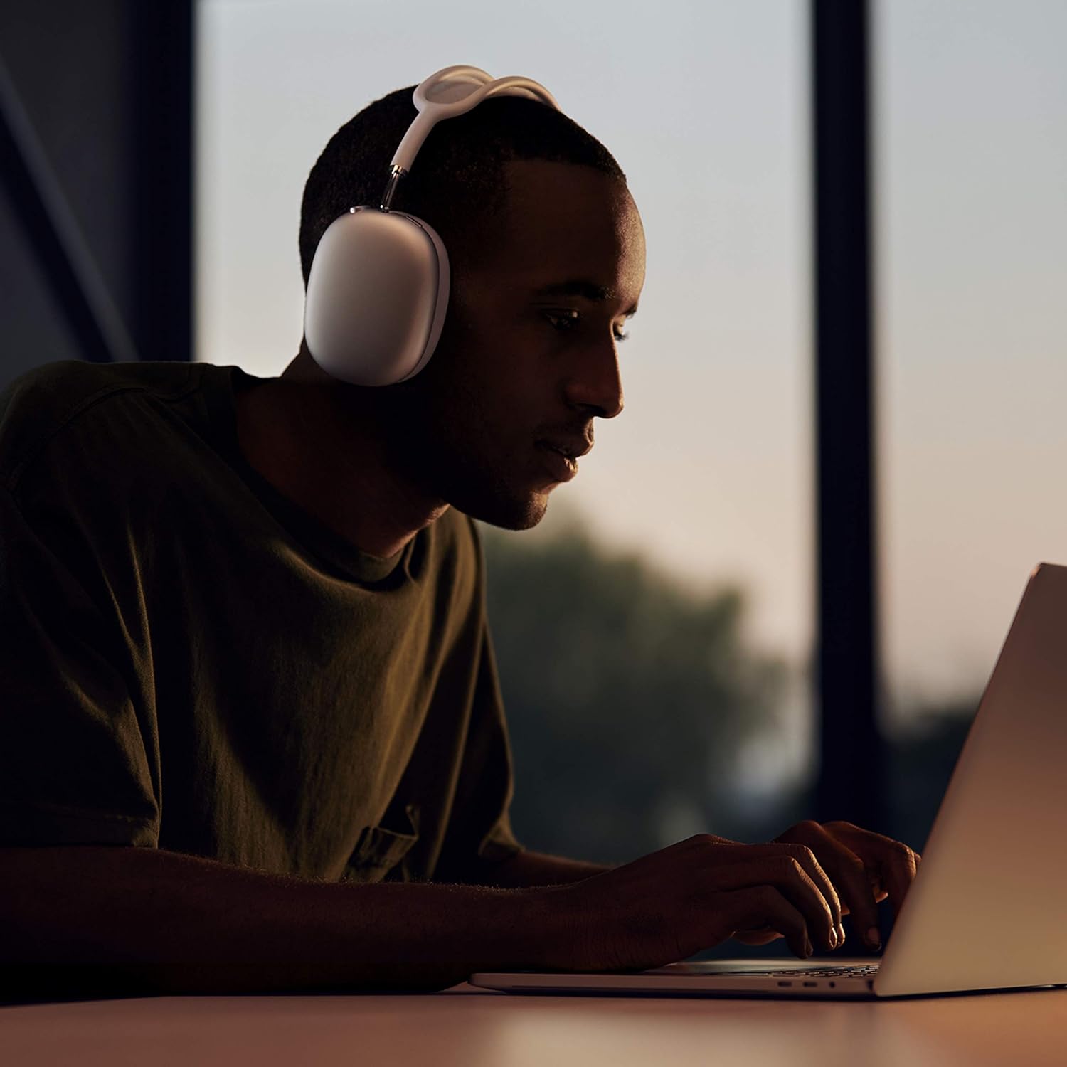 Apple AirPods Max – Premium Over-Ear Wireless Headphones with Noise Cancellation & Spatial Audio