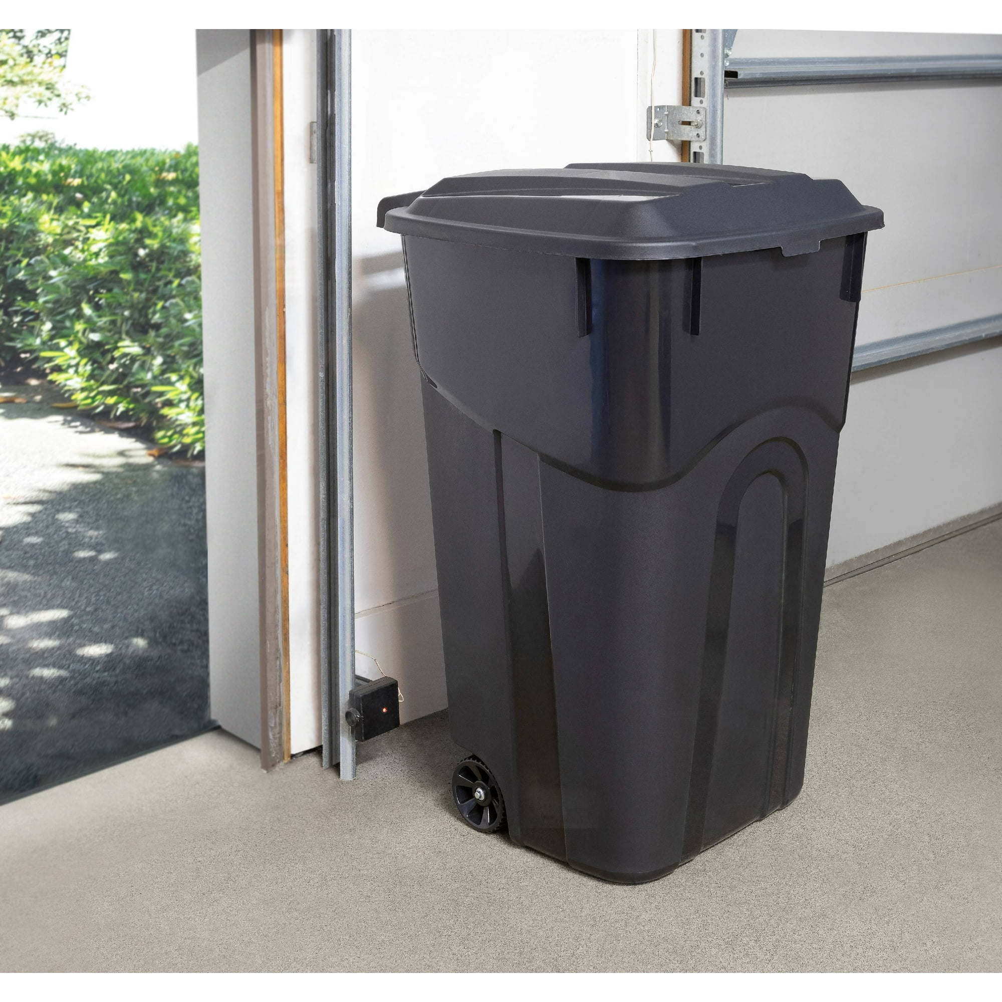 7DAY'S 32 Gallon Wheeled Heavy Duty Plastic Garbage Can, Attached Lid, Black