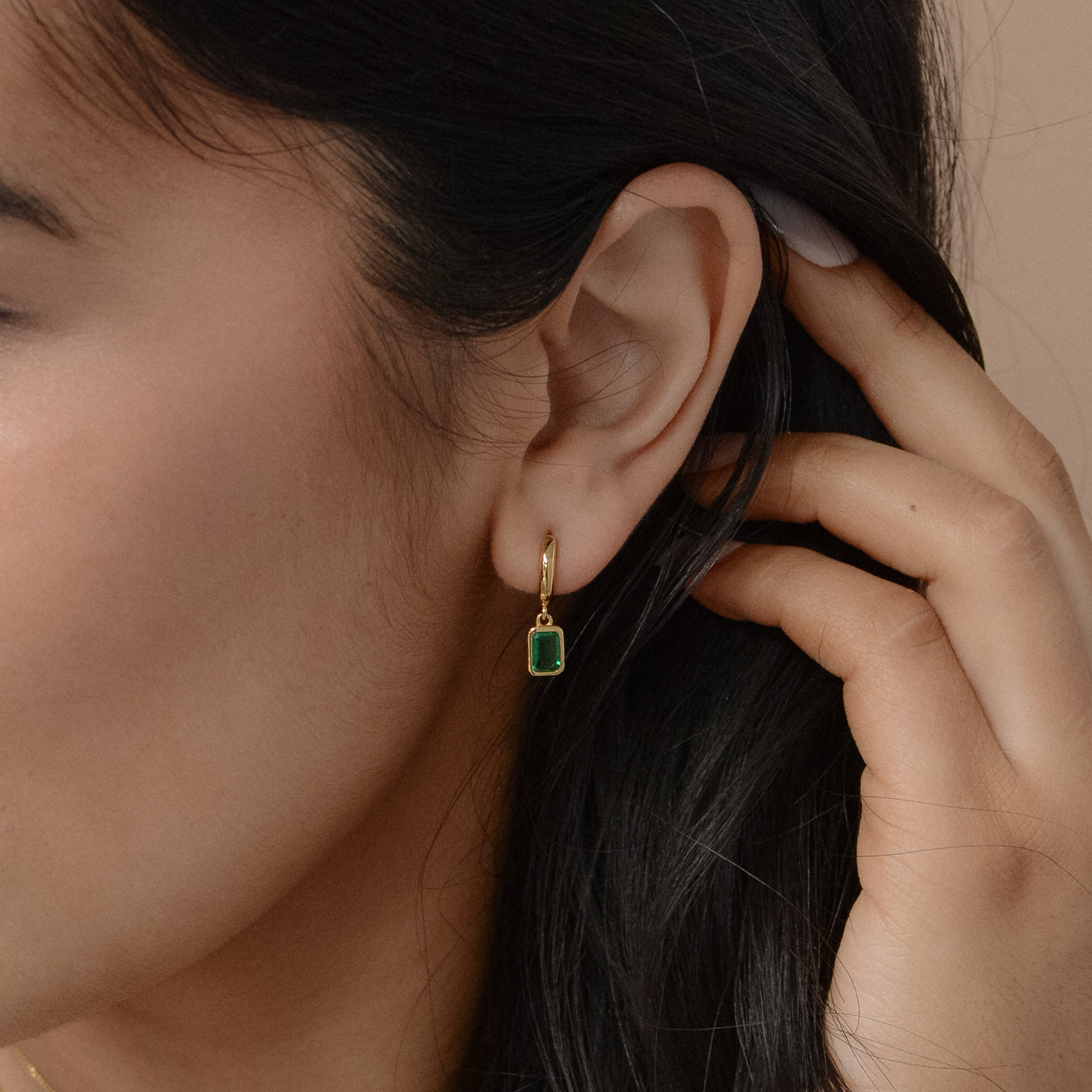 Vienna Drop Stone Huggies w Emerald CZ
