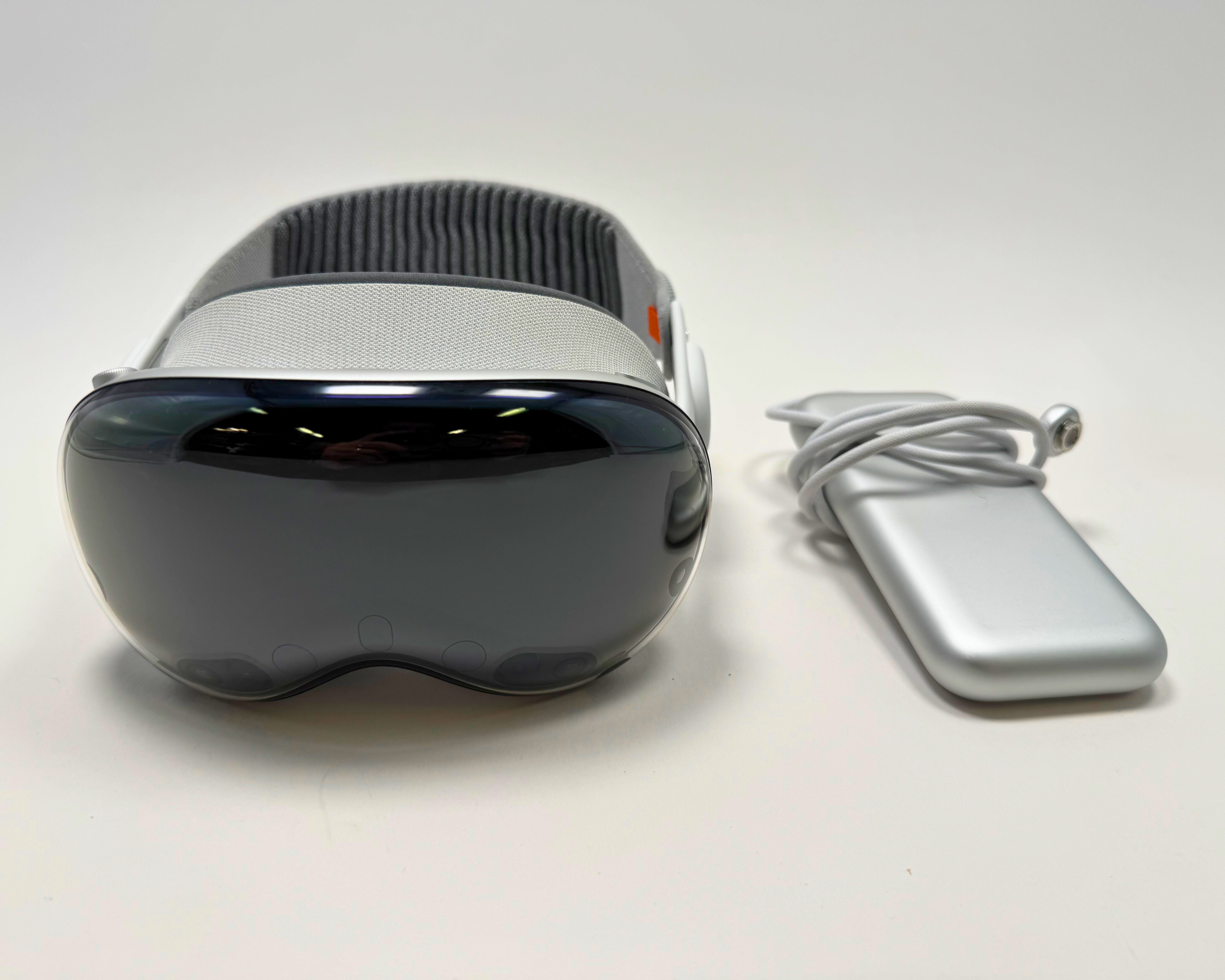 Apple Vision Pro (2024) – M2 8-Core CPU & 10-Core GPU – 16GB RAM 1TB Storage • Travel Case