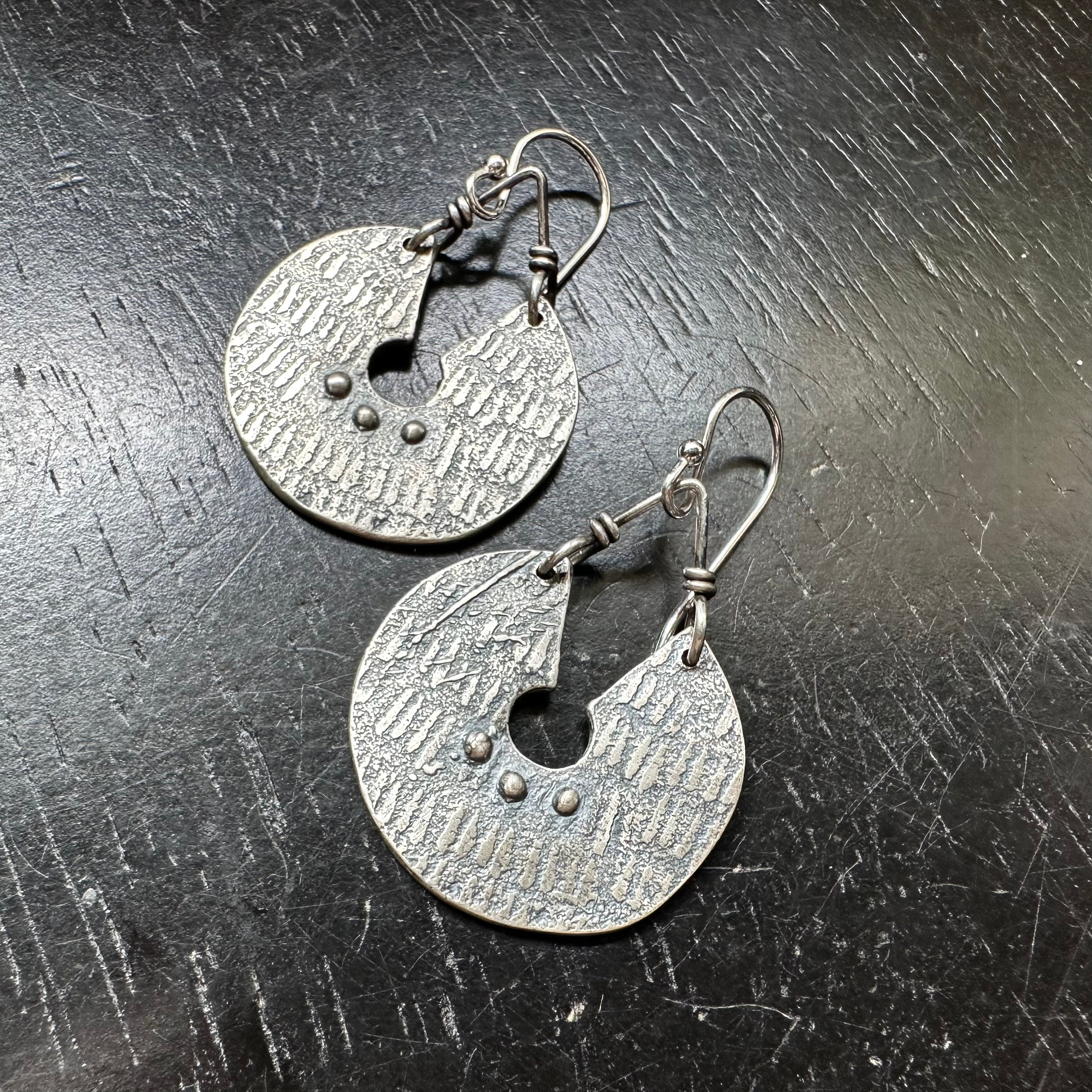 ORIJEN'S: Textured Keyhole Disc Earrings