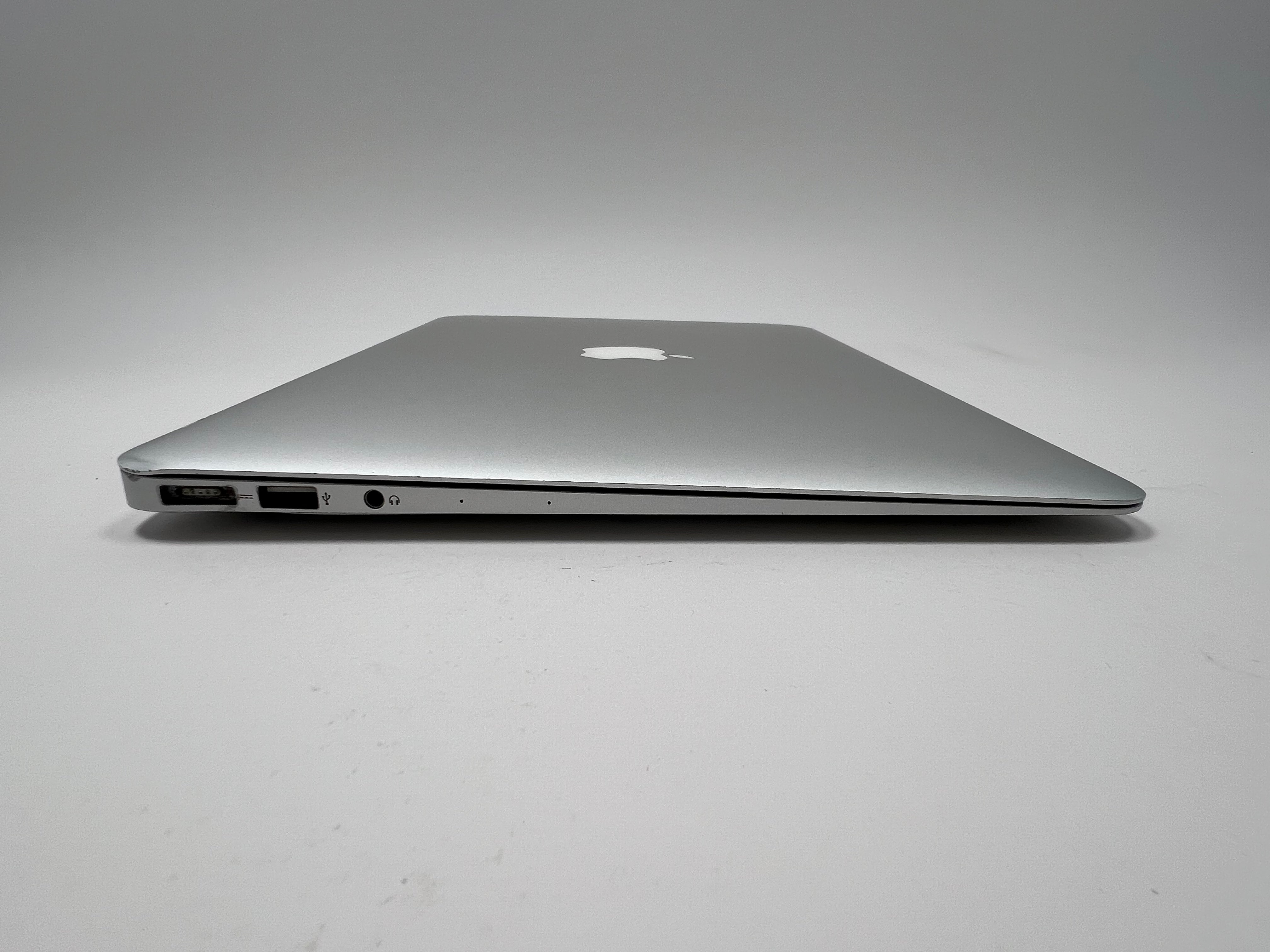 MacBook Air (2015) 13-inch – Intel Core i5 1.6GHz – 4GB RAM 128 SSD – 101 Battery Cycles