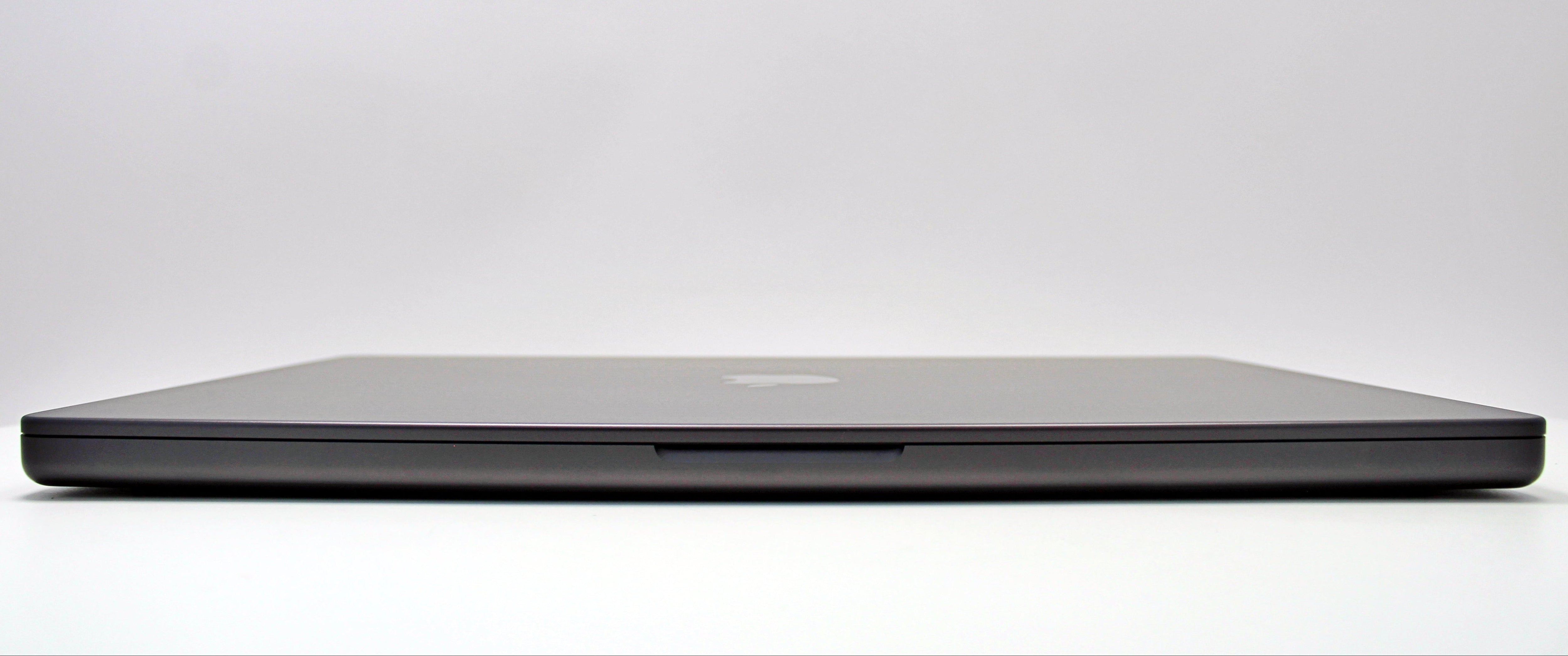MacBook Pro (2023) 16-inch – Apple M3 Max 40-Core GPU – 128GB RAM 2TB SSD | 35 Cycles