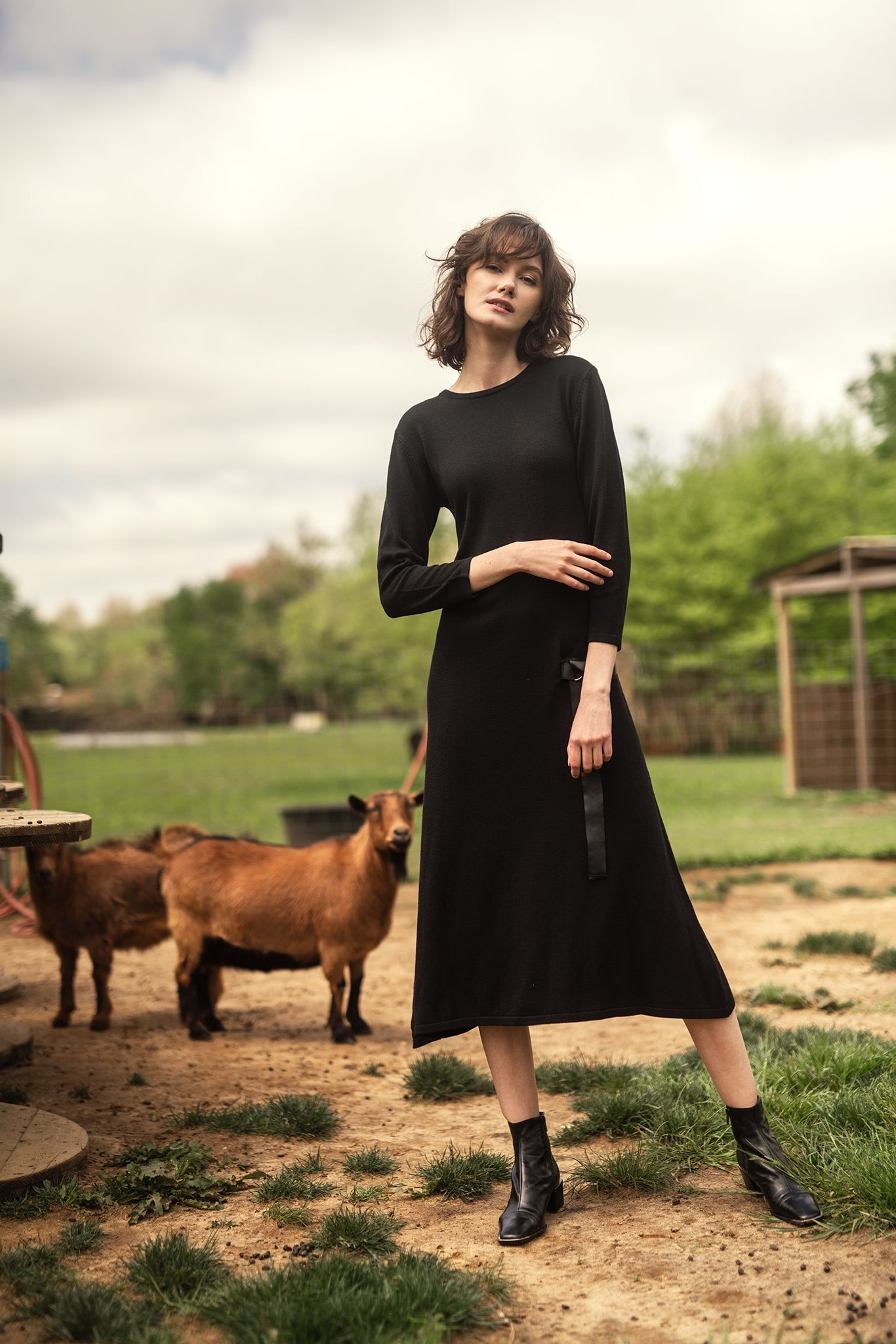 BLACK KNIT DRESS WITH WAIST BUCKLE