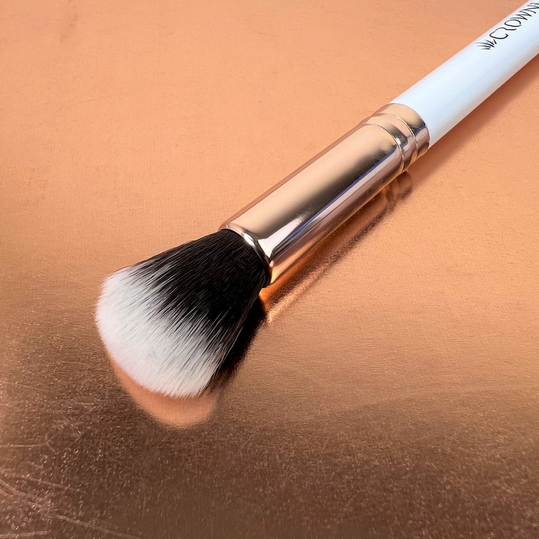 CWG05- HIGHLIGHTER/CONTOUR BRUSH