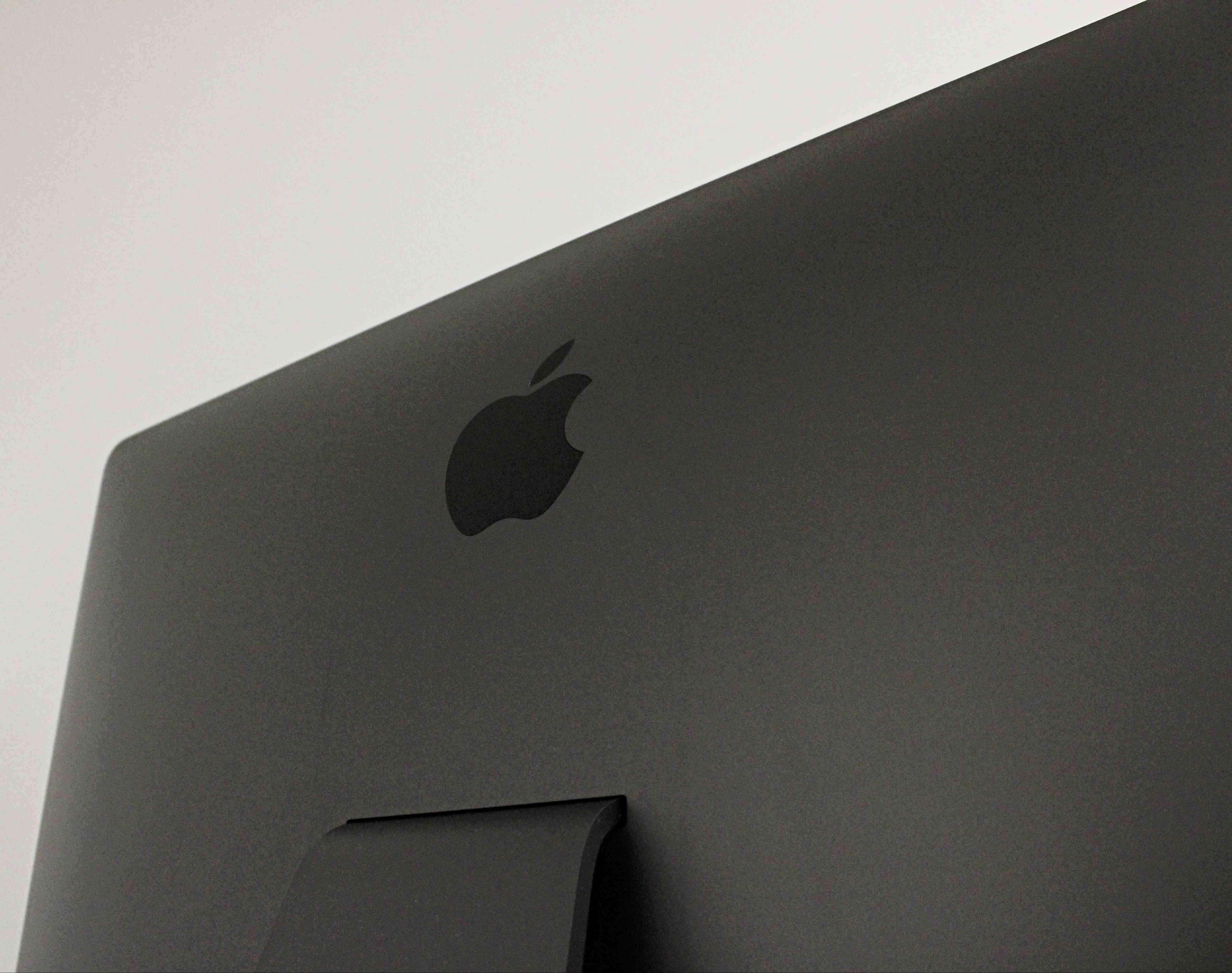 iMac Pro (2017) 27-inch 5K – Intel 10-Core Xeon W – 128GB RAM 2TB SSD • Radeon Pro Vega 56
