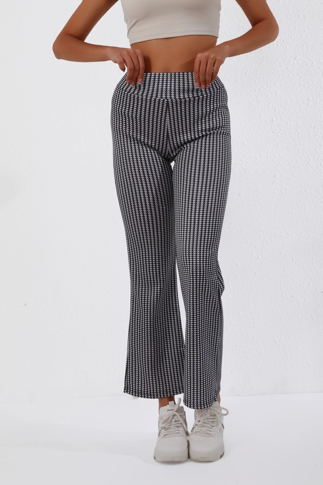 High-Waisted Houndstooth Flare Trousers – Sleek Fit, Comfy Stretch, Classy Look