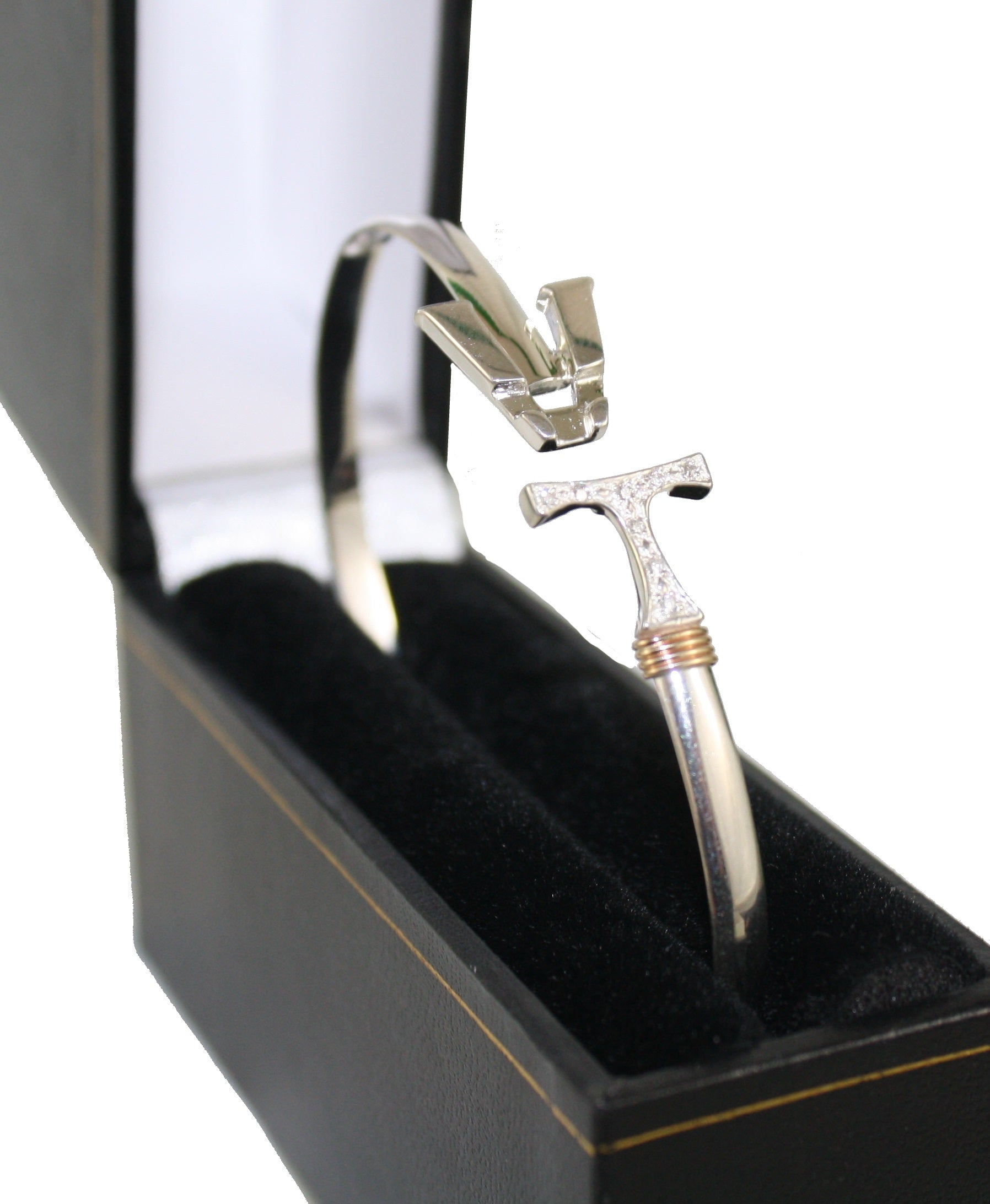 Vermont   Hook Bracelet Silver with Diamond Accents - 4mm Band - 7 Inch